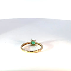 Anillo Solitario de Oro Amarillo con Esmeralda Cuadrada