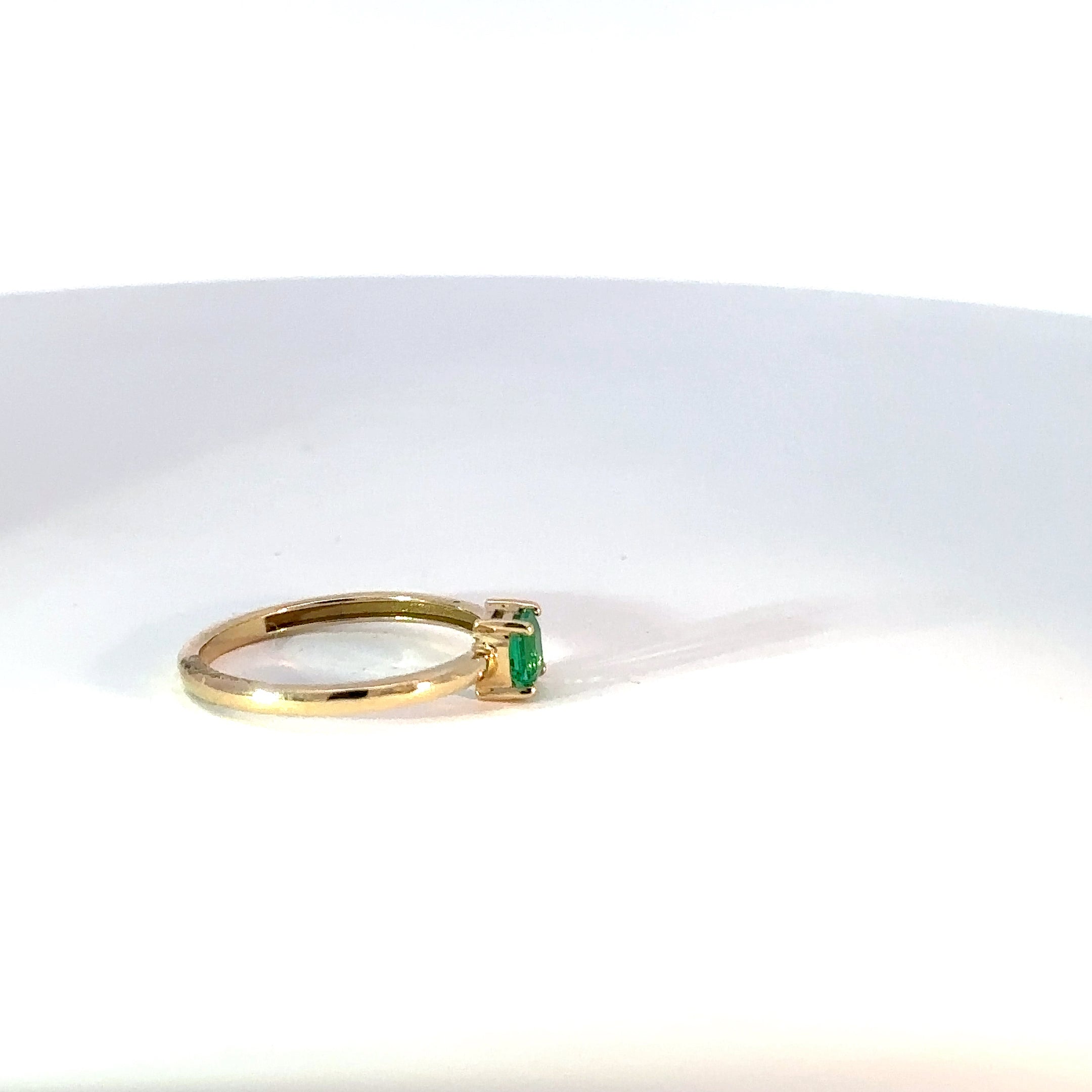 Anillo Solitario de Oro Amarillo con Esmeralda Cuadrada