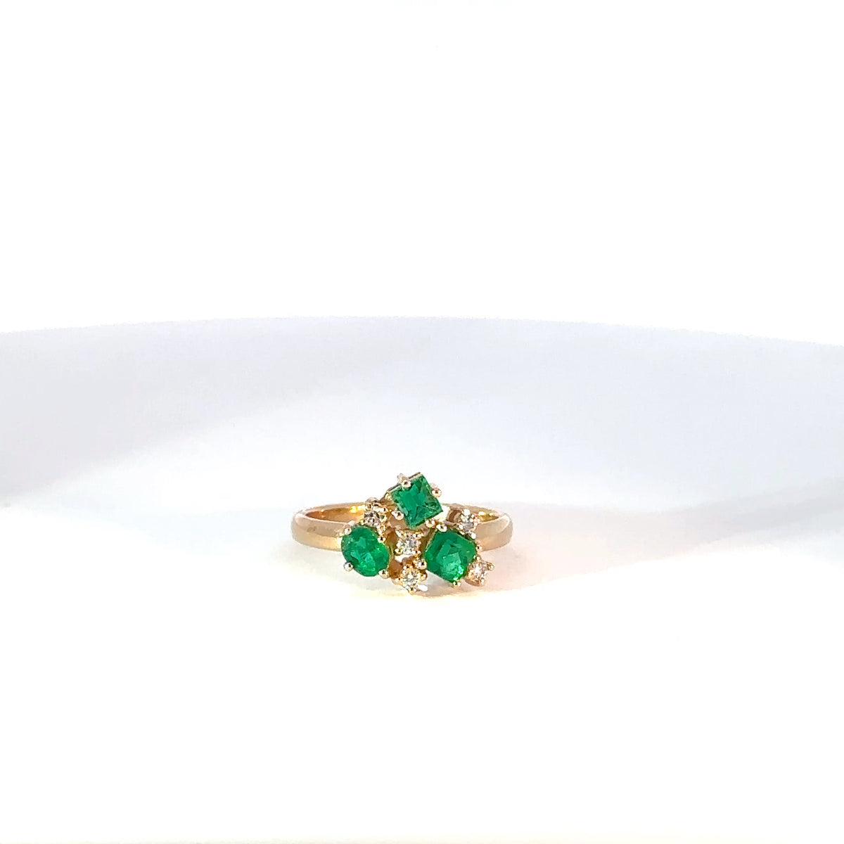 Anillo oro amarillo esmeralda y diamantes Group