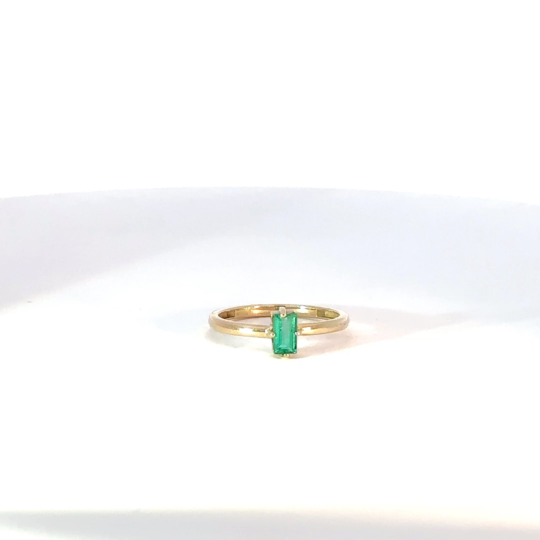 Anillo Solitario en Oro Amarillo con Esmeralda