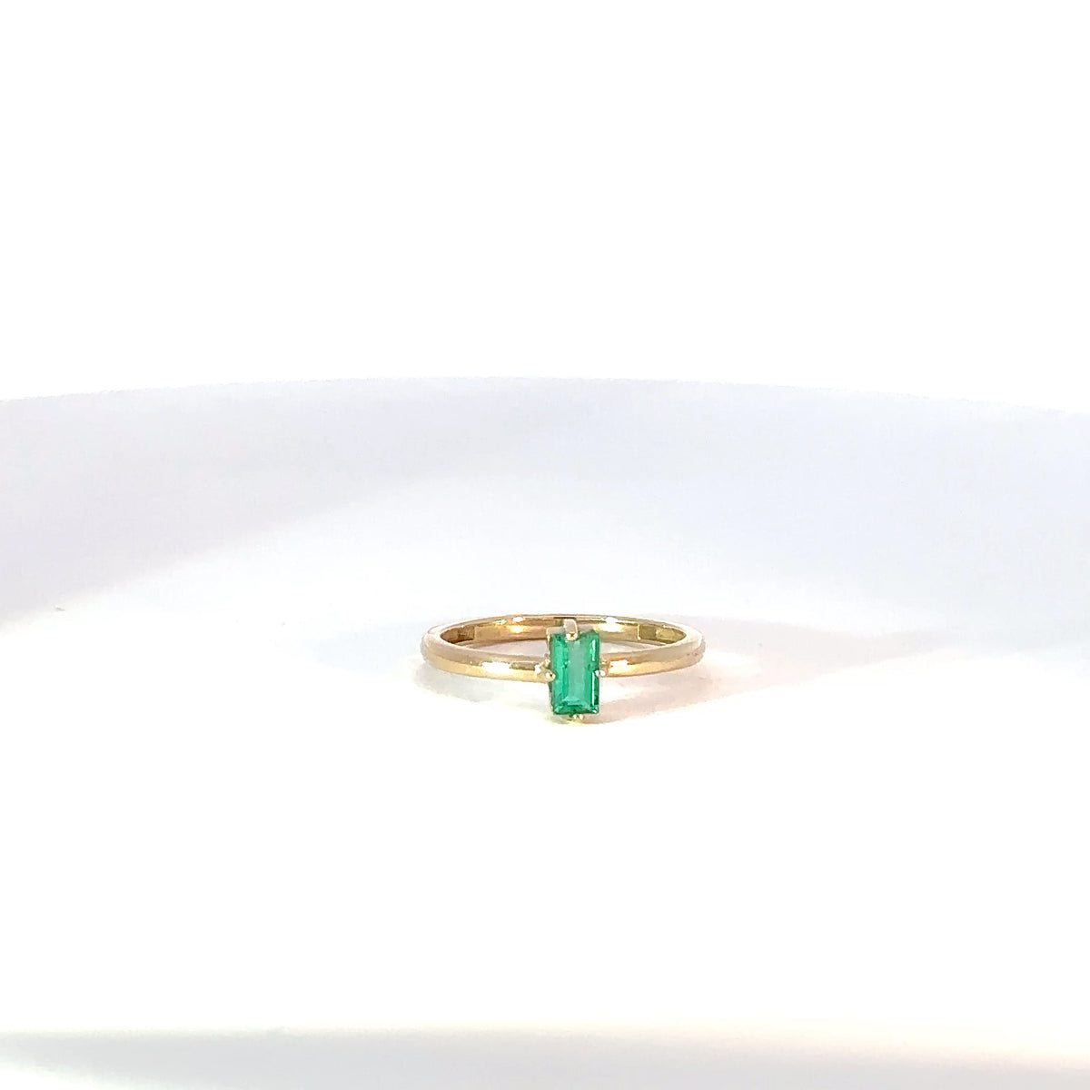 Anillo Solitario en Oro Amarillo con Esmeralda