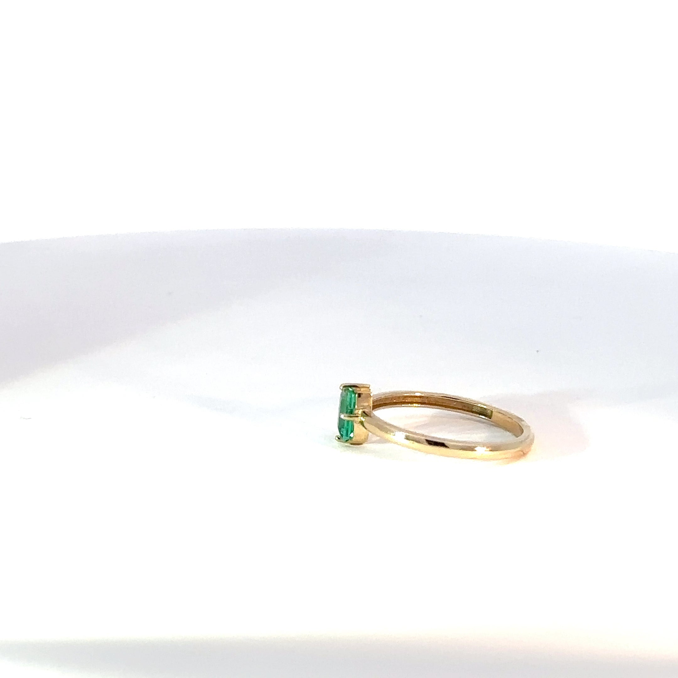 Anillo Solitario en Oro Amarillo con Esmeralda