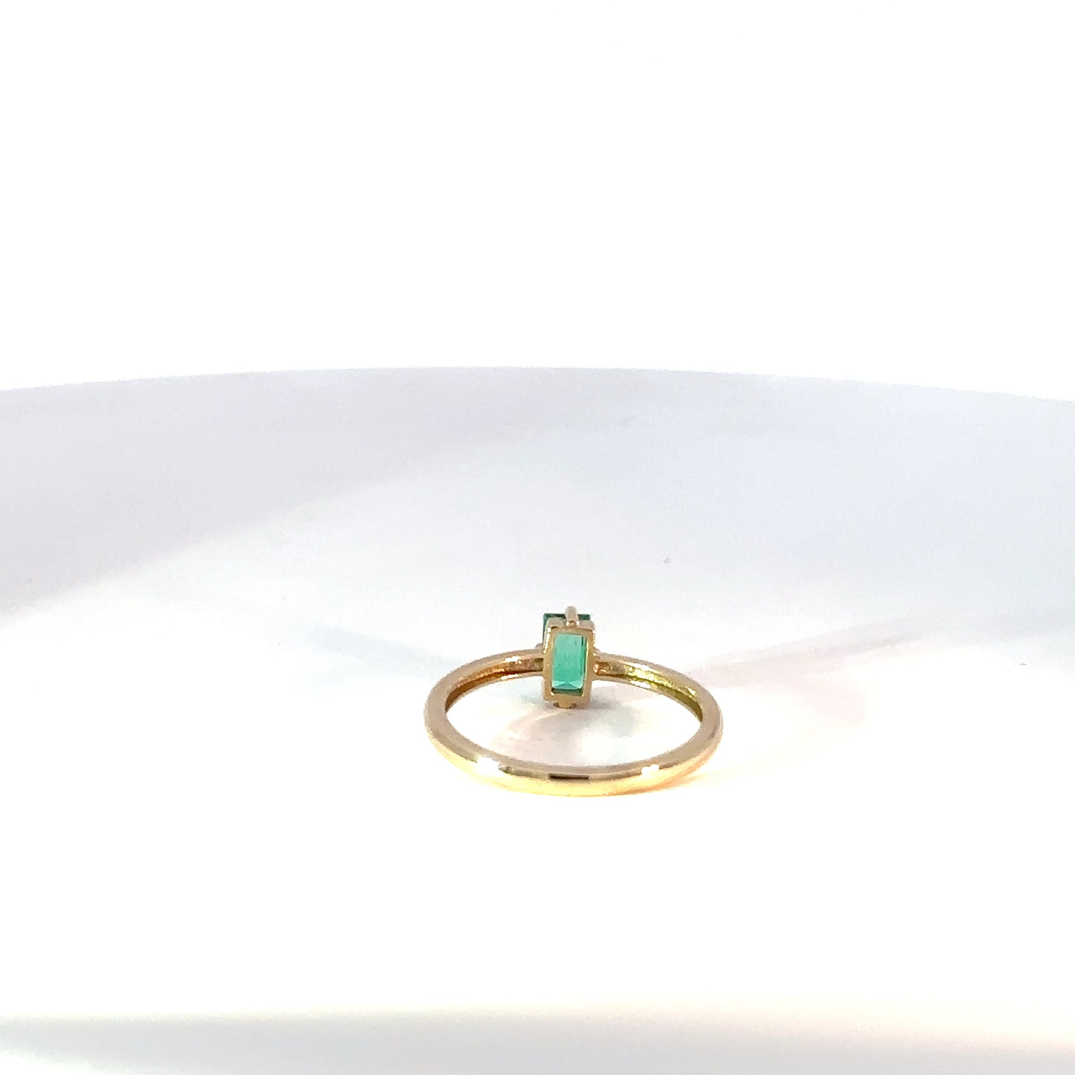 Anillo Solitario en Oro Amarillo con Esmeralda