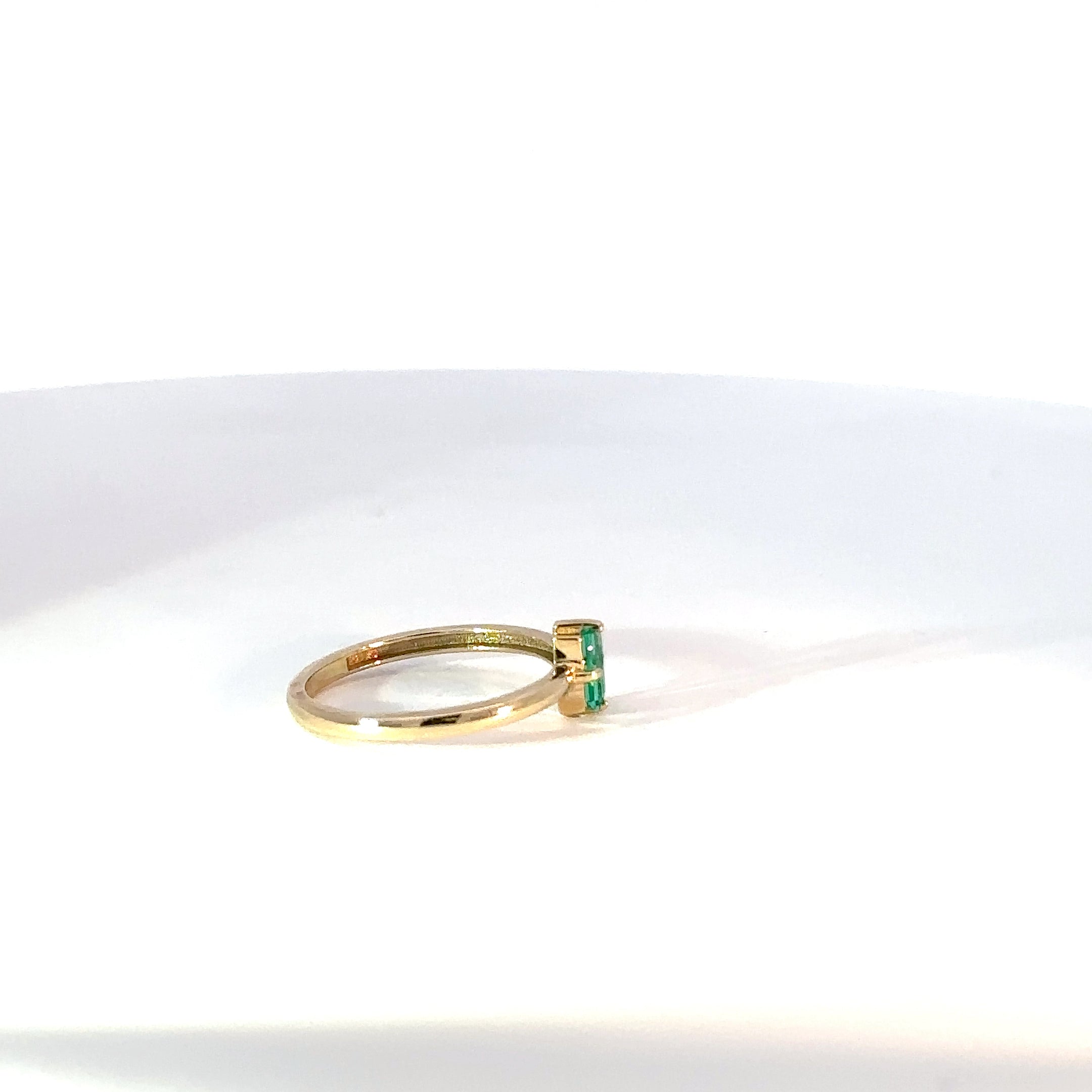 Anillo Solitario en Oro Amarillo con Esmeralda