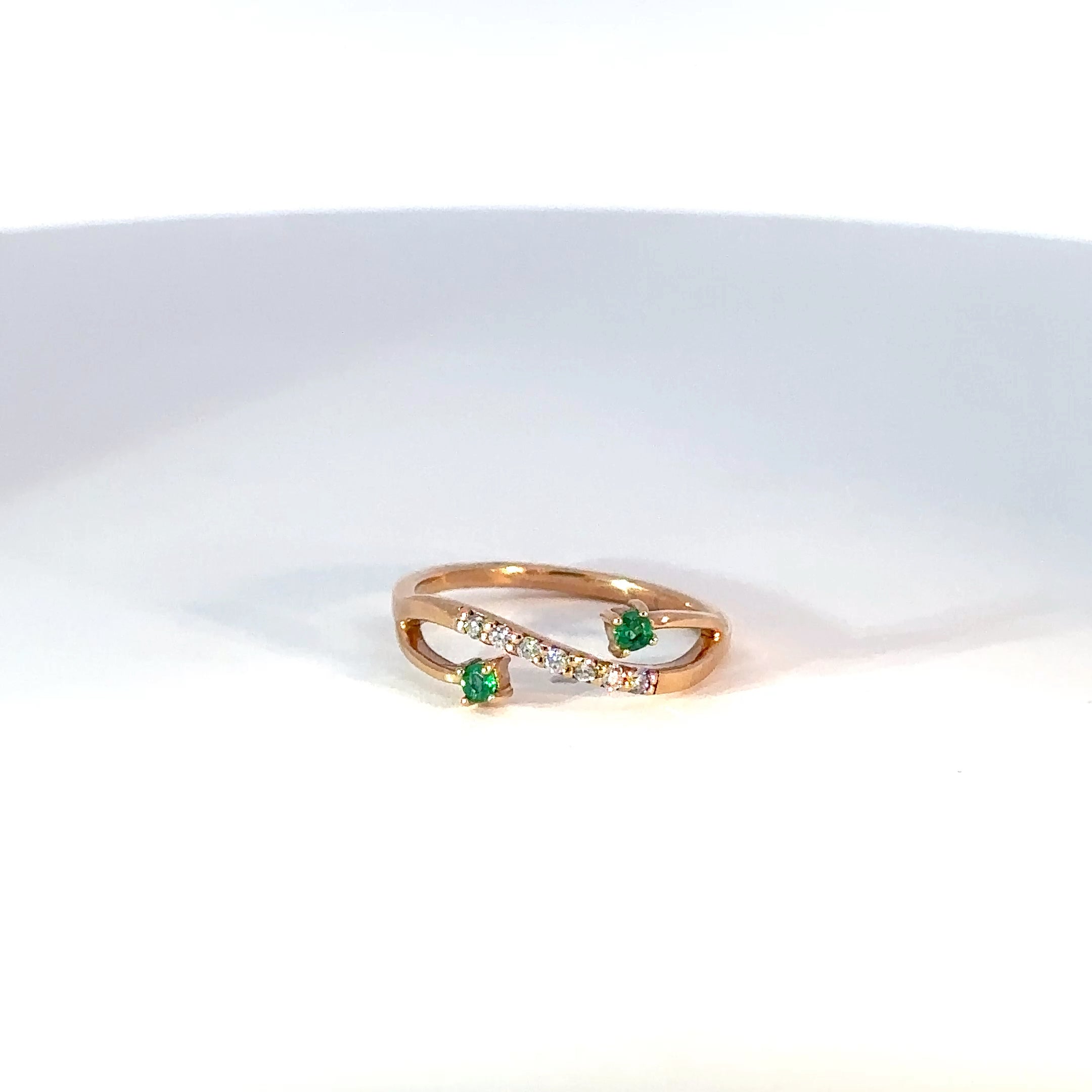 Anillo oro rosado con esmeraldas y diamantes estilo cruzado especial