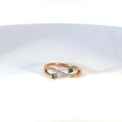 Anillo oro rosado con esmeraldas y diamantes estilo cruzado especial