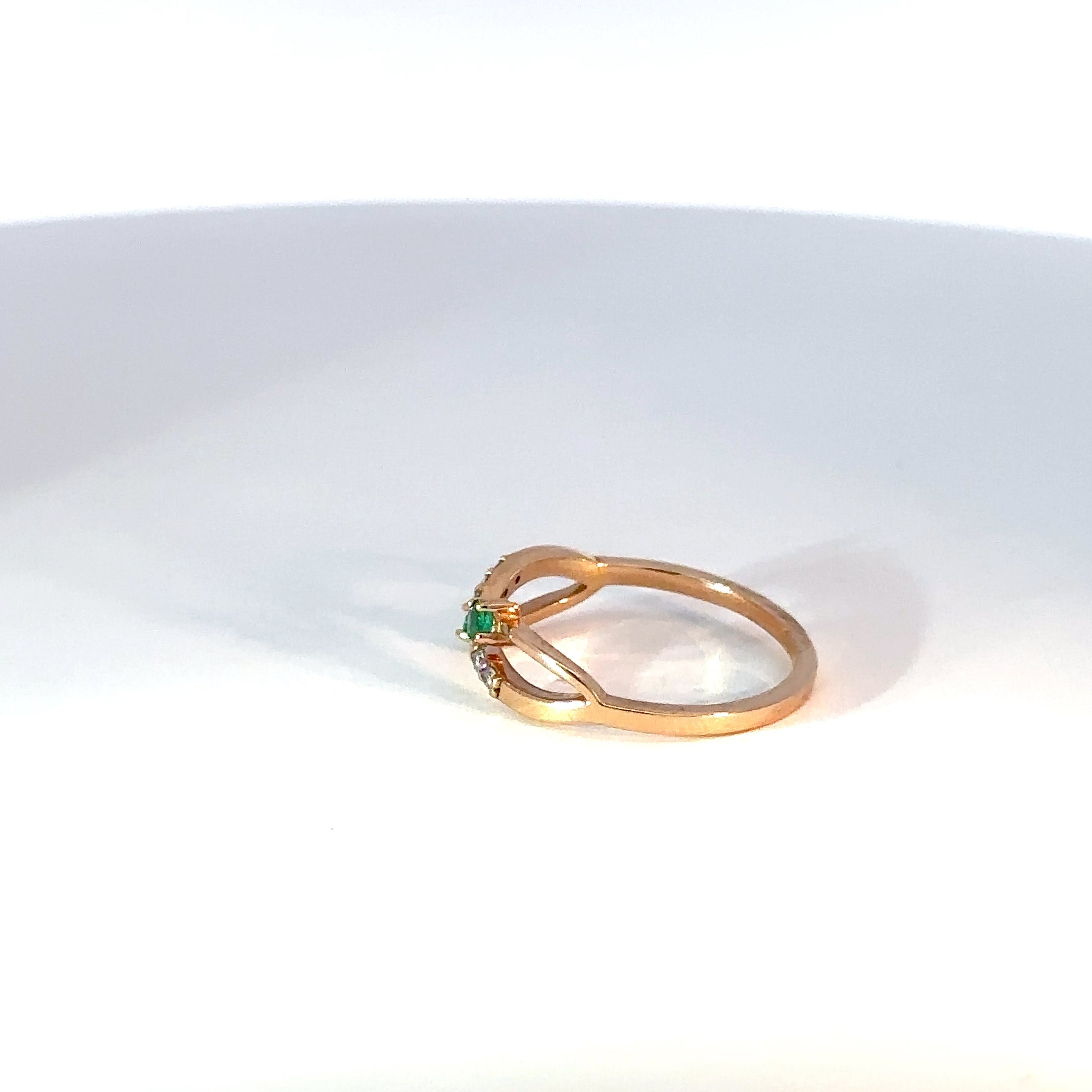 Anillo oro rosado con esmeraldas y diamantes estilo cruzado especial