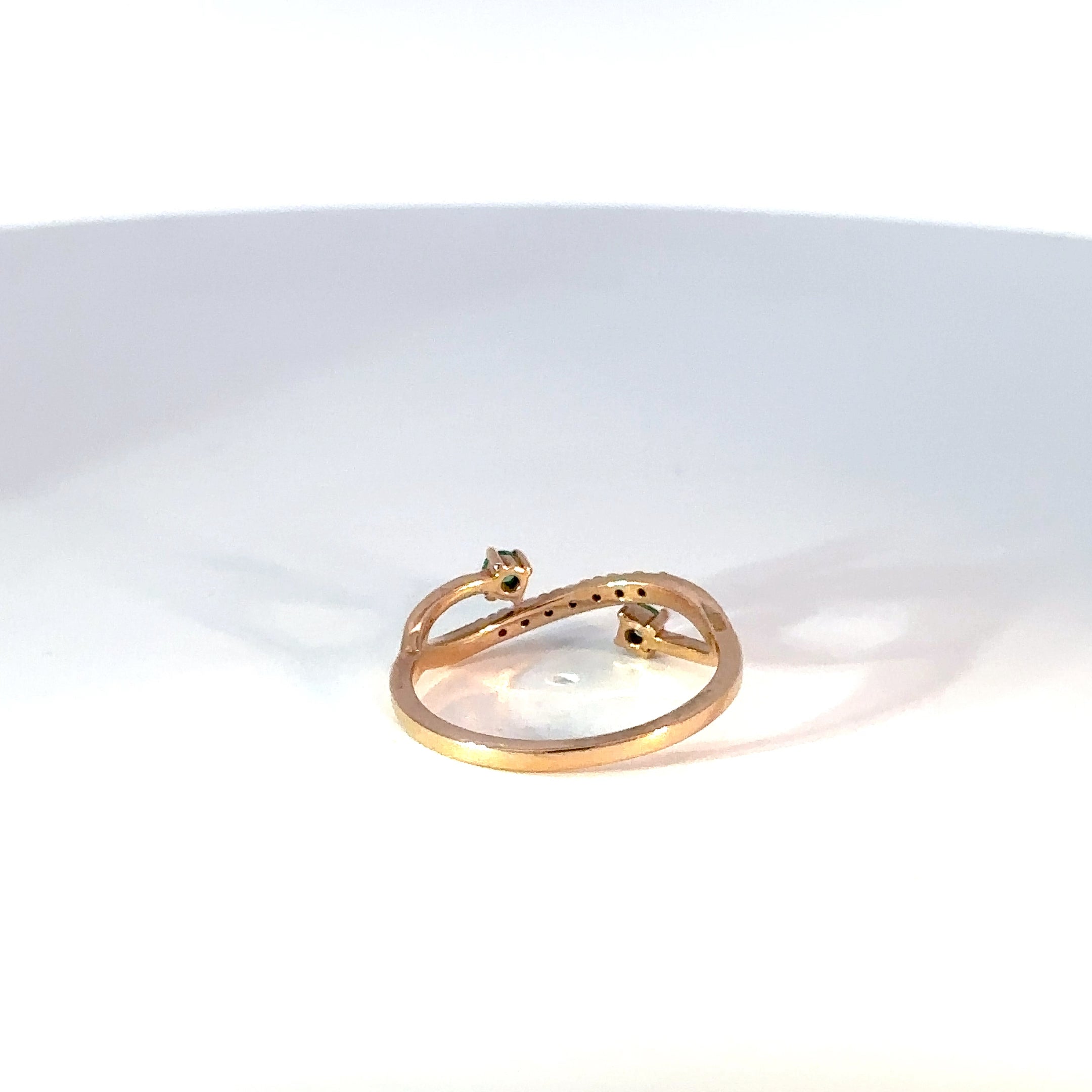 Anillo oro rosado con esmeraldas y diamantes estilo cruzado especial