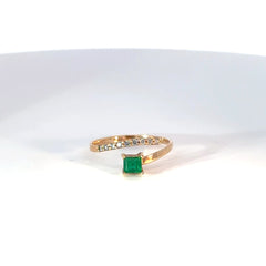 Anillo oro amarillo cruzado abierto esmeralda y diamantes