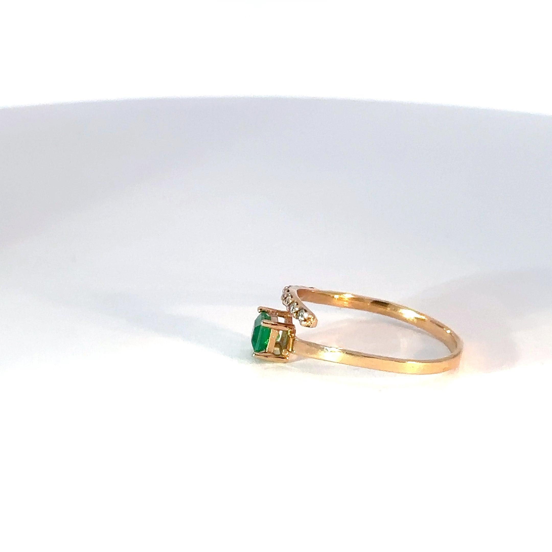 Anillo oro amarillo cruzado abierto esmeralda y diamantes