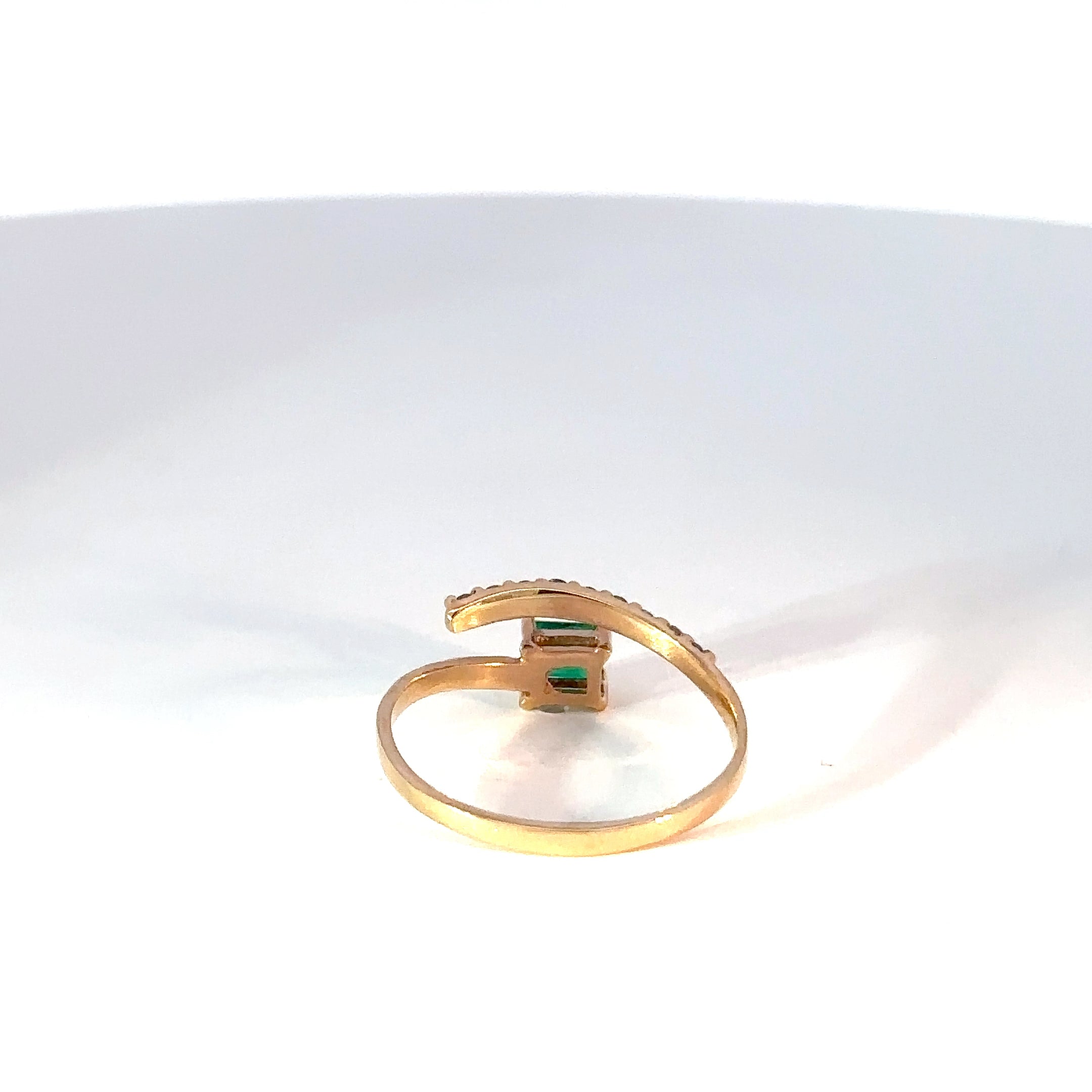 Anillo oro amarillo cruzado abierto esmeralda y diamantes