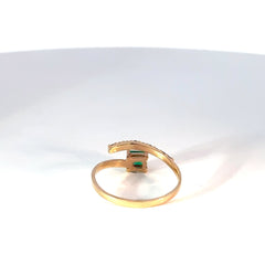 Anillo oro amarillo cruzado abierto esmeralda y diamantes