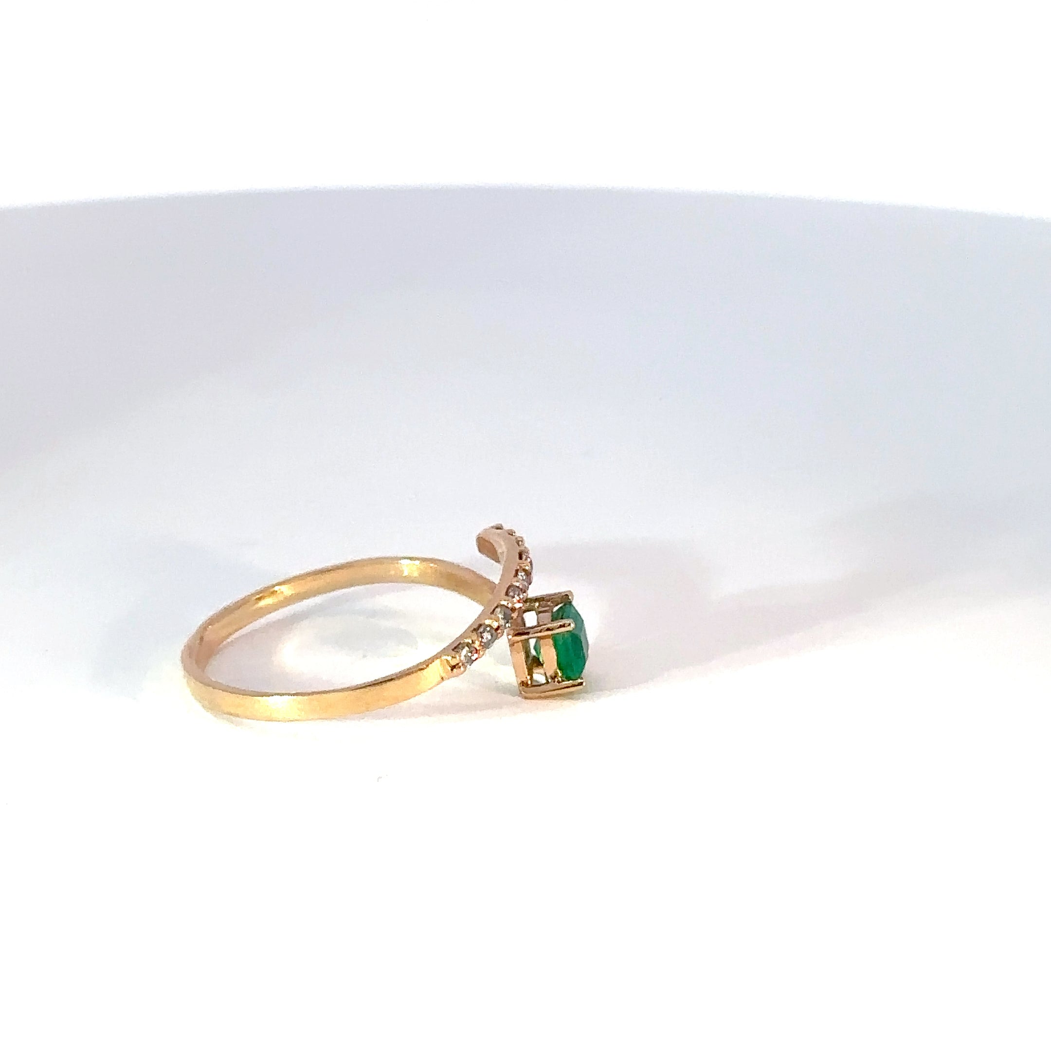 Anillo oro amarillo cruzado abierto esmeralda y diamantes