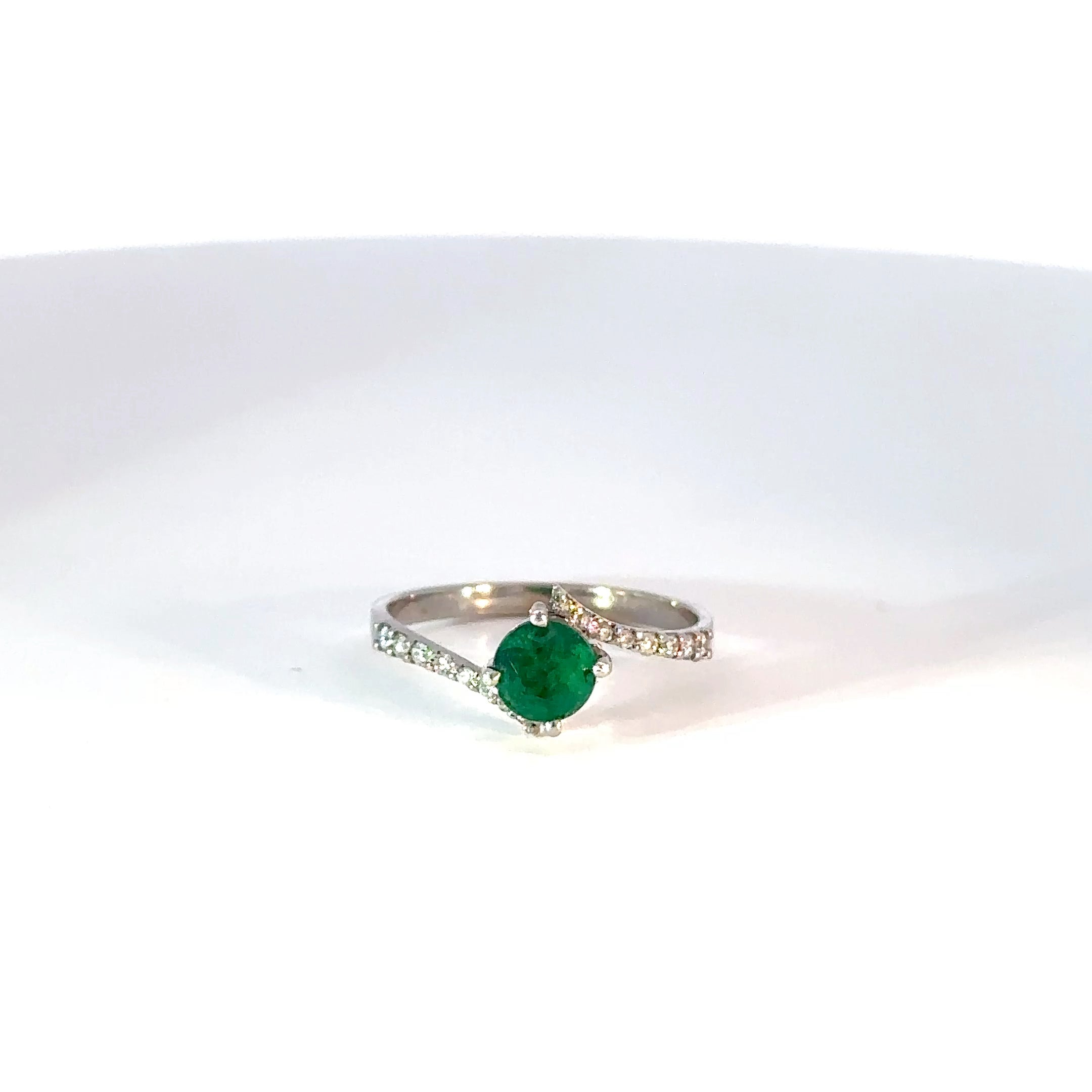 Anillo oro blanco cruzado esmeralda y diamantes