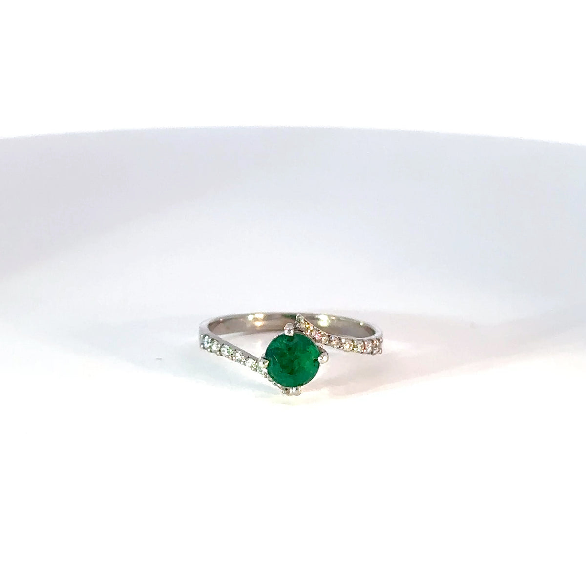 Anillo oro blanco cruzado esmeralda y diamantes