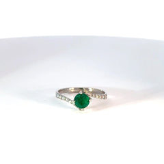 Anillo oro blanco cruzado esmeralda y diamantes