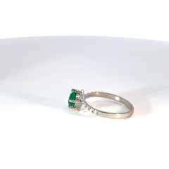 Anillo oro blanco cruzado esmeralda y diamantes