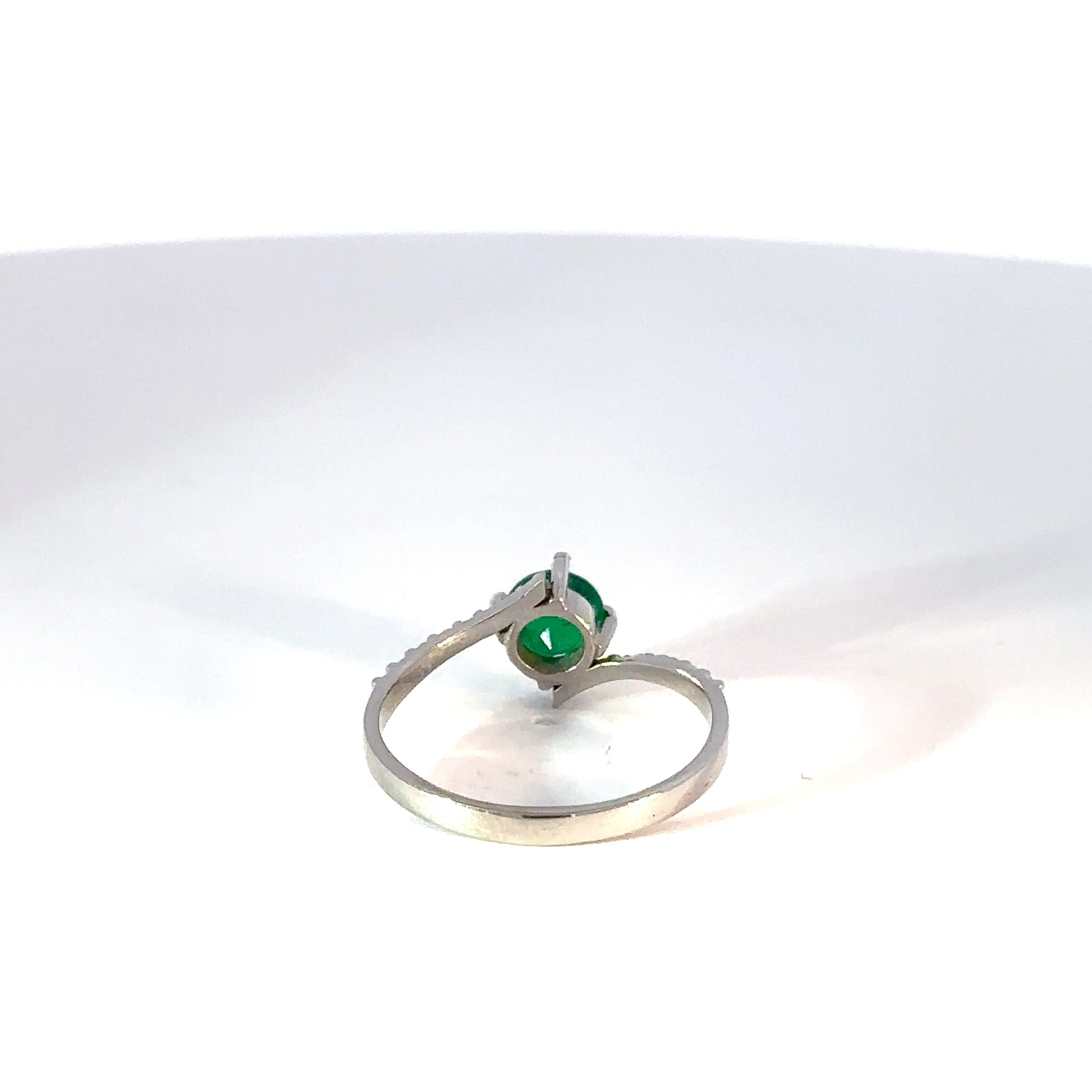 Anillo oro blanco cruzado esmeralda y diamantes