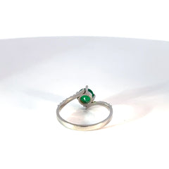 Anillo oro blanco cruzado esmeralda y diamantes