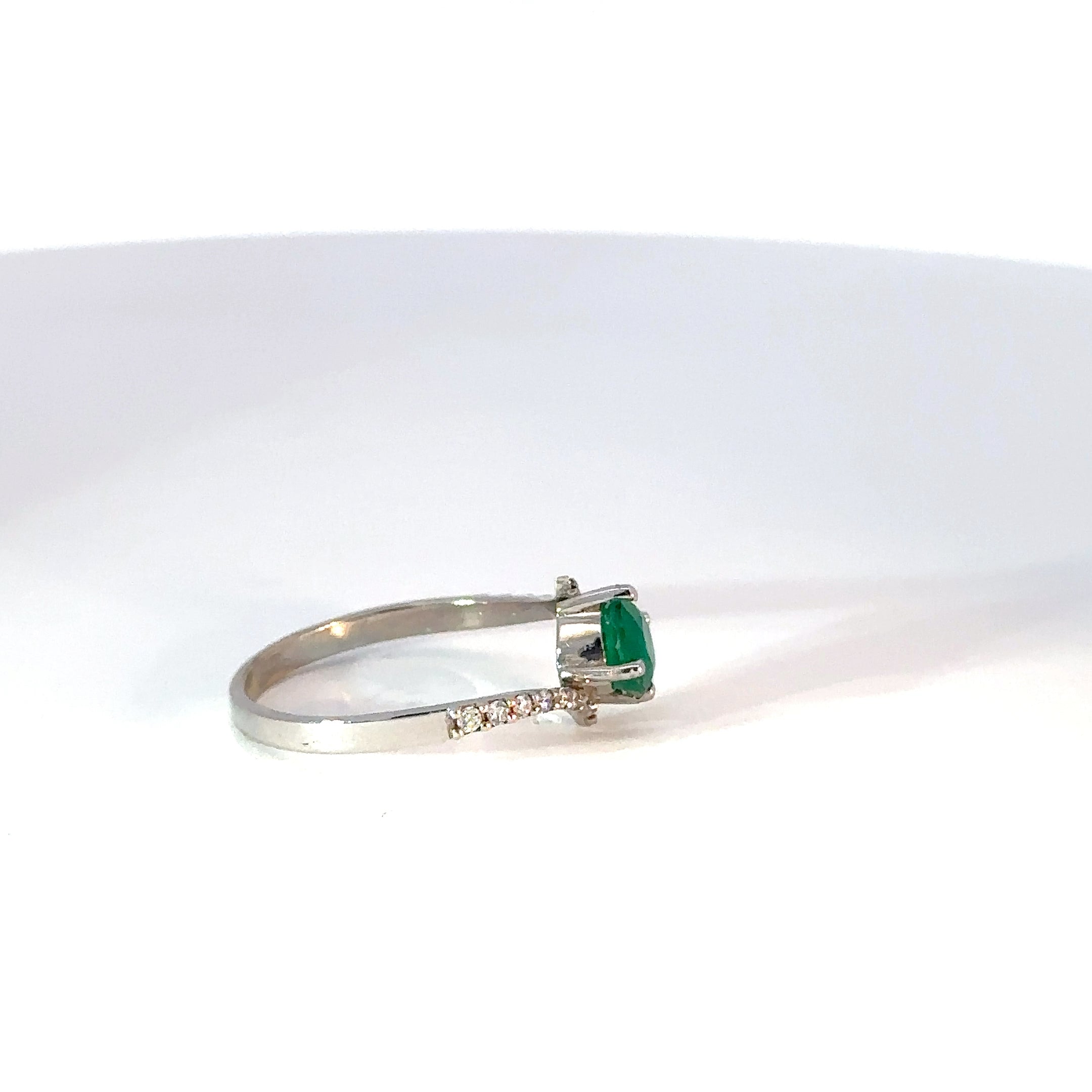 Anillo oro blanco cruzado esmeralda y diamantes