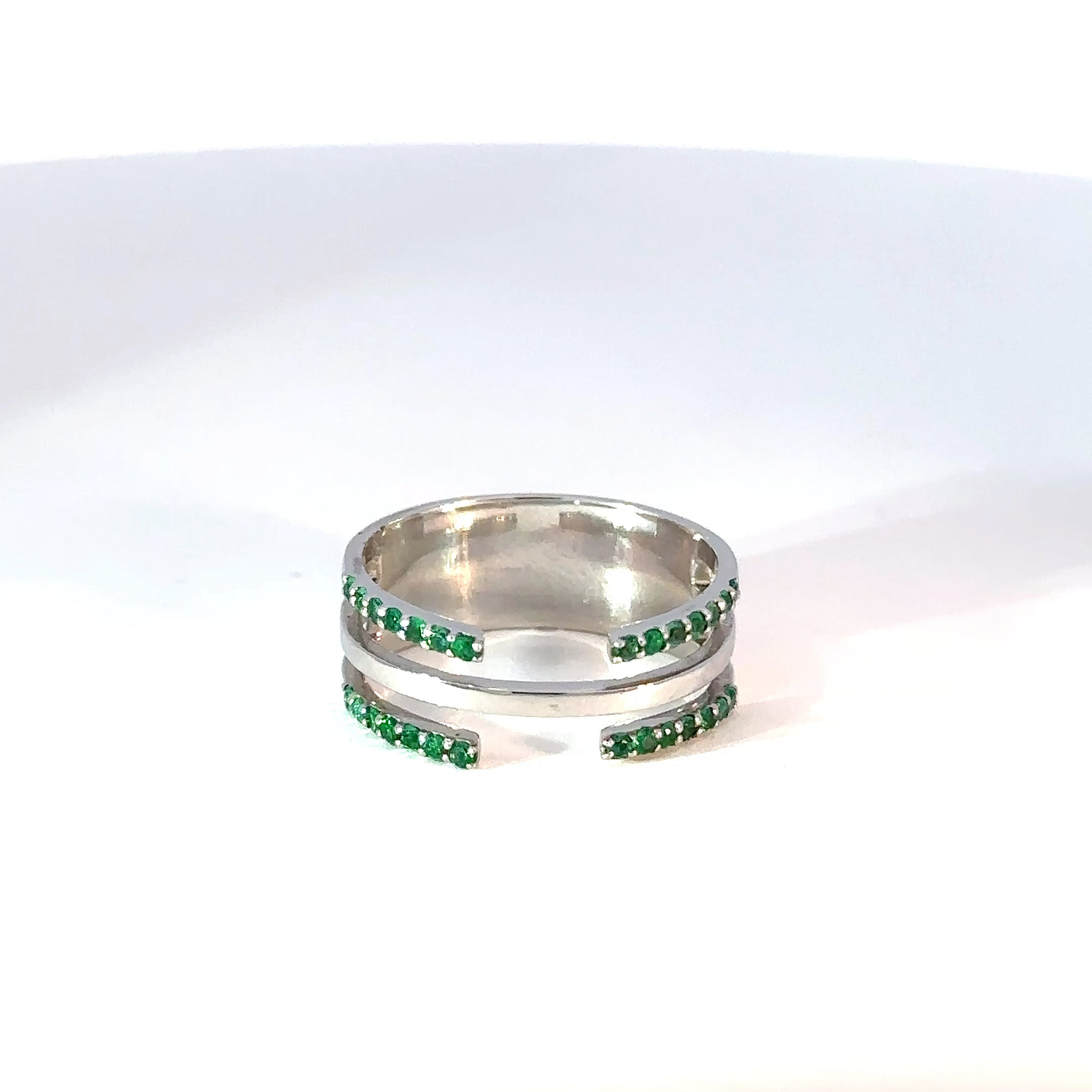Anillo oro blanco esmeraldas aros abiertos