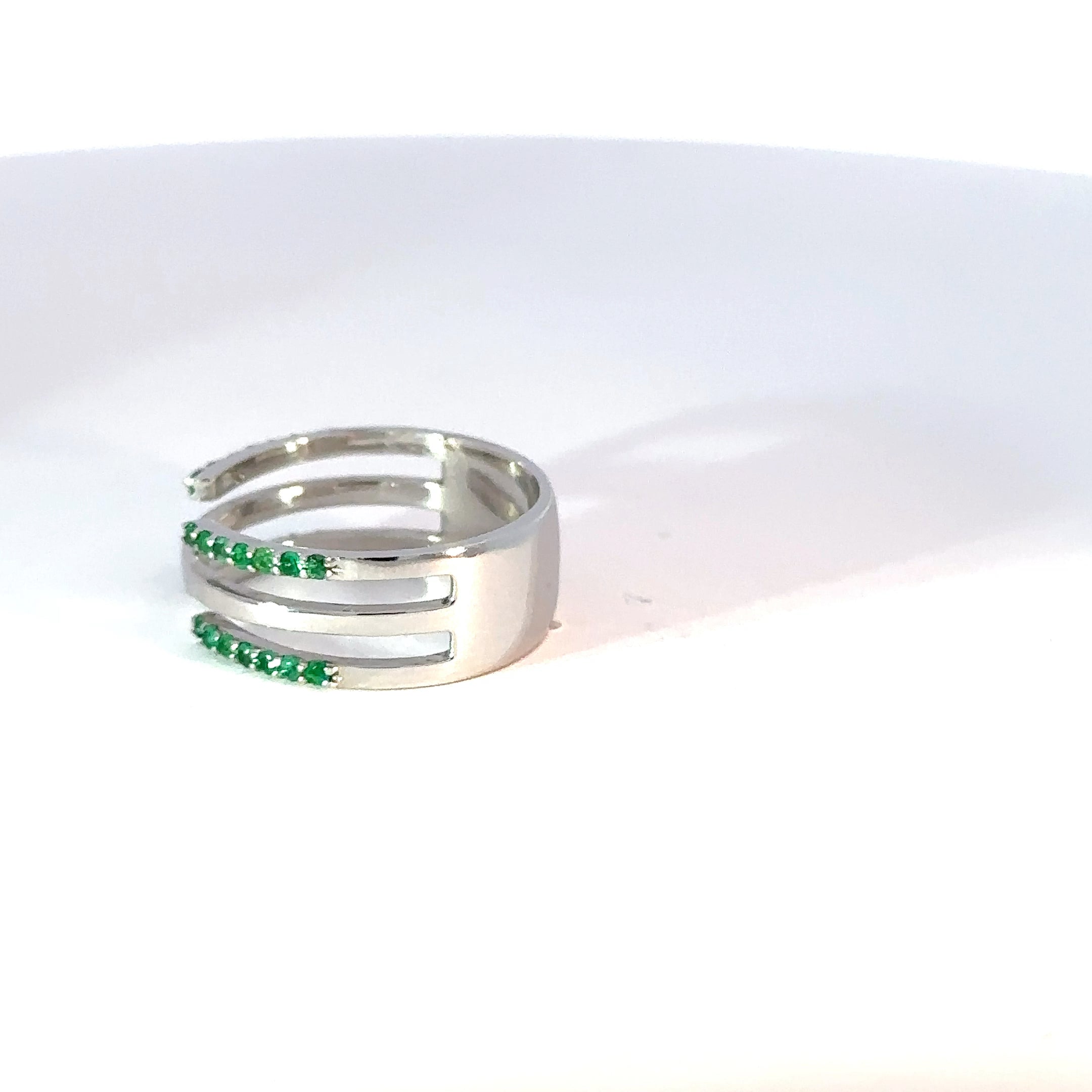 Anillo oro blanco esmeraldas aros abiertos
