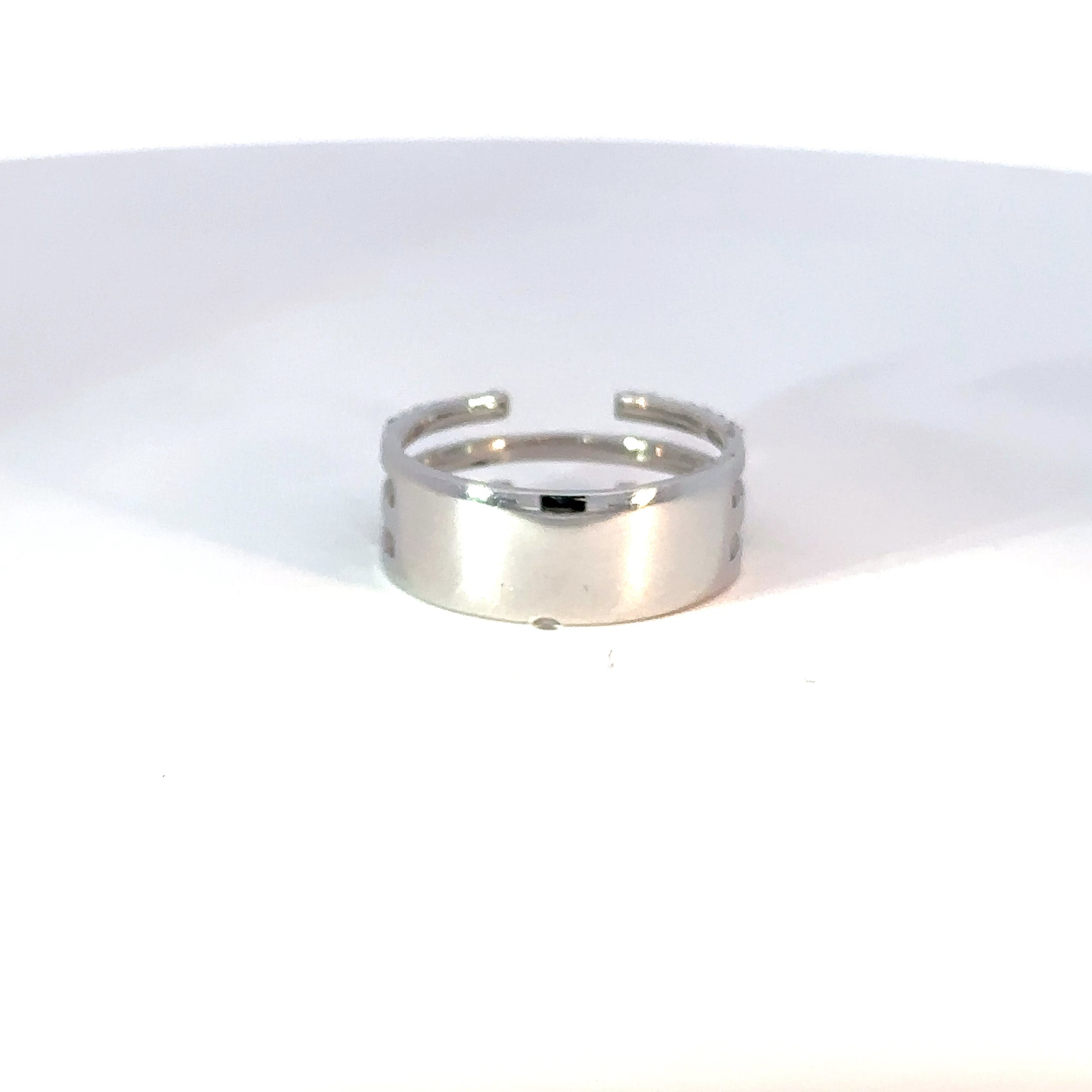 Anillo oro blanco esmeraldas aros abiertos