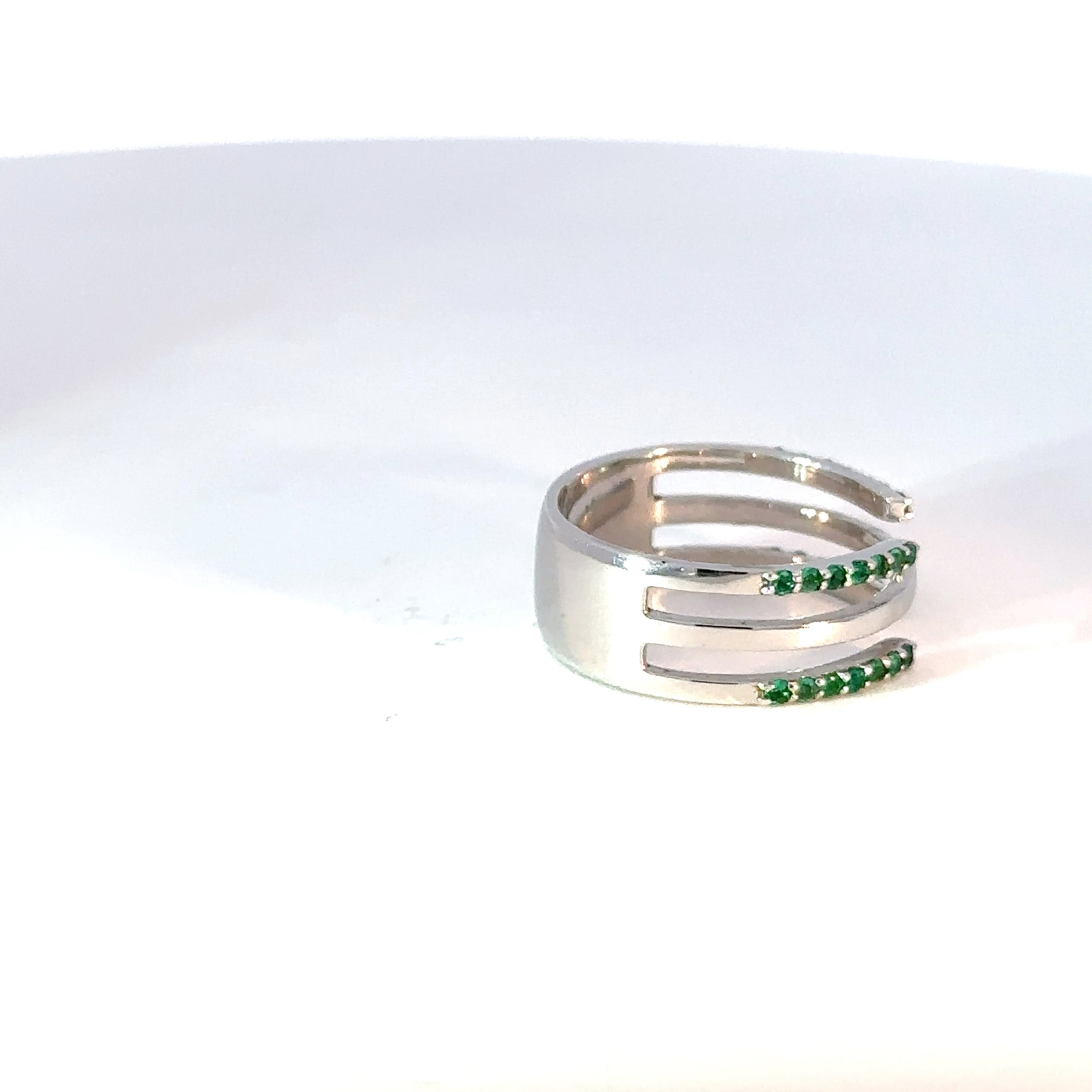 Anillo oro blanco esmeraldas aros abiertos