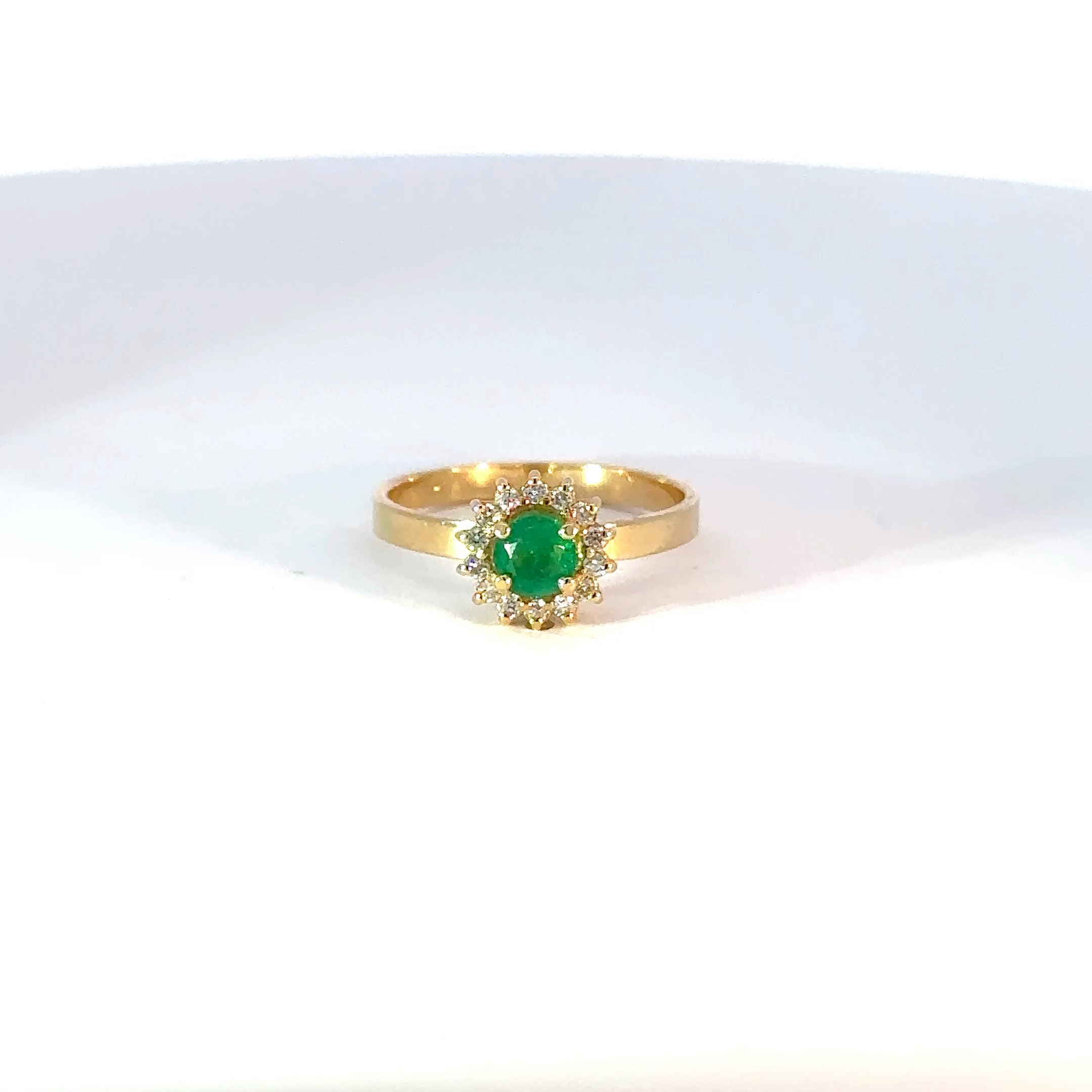 Anillo solitario oro amarillo esmeralda cluster diamantes