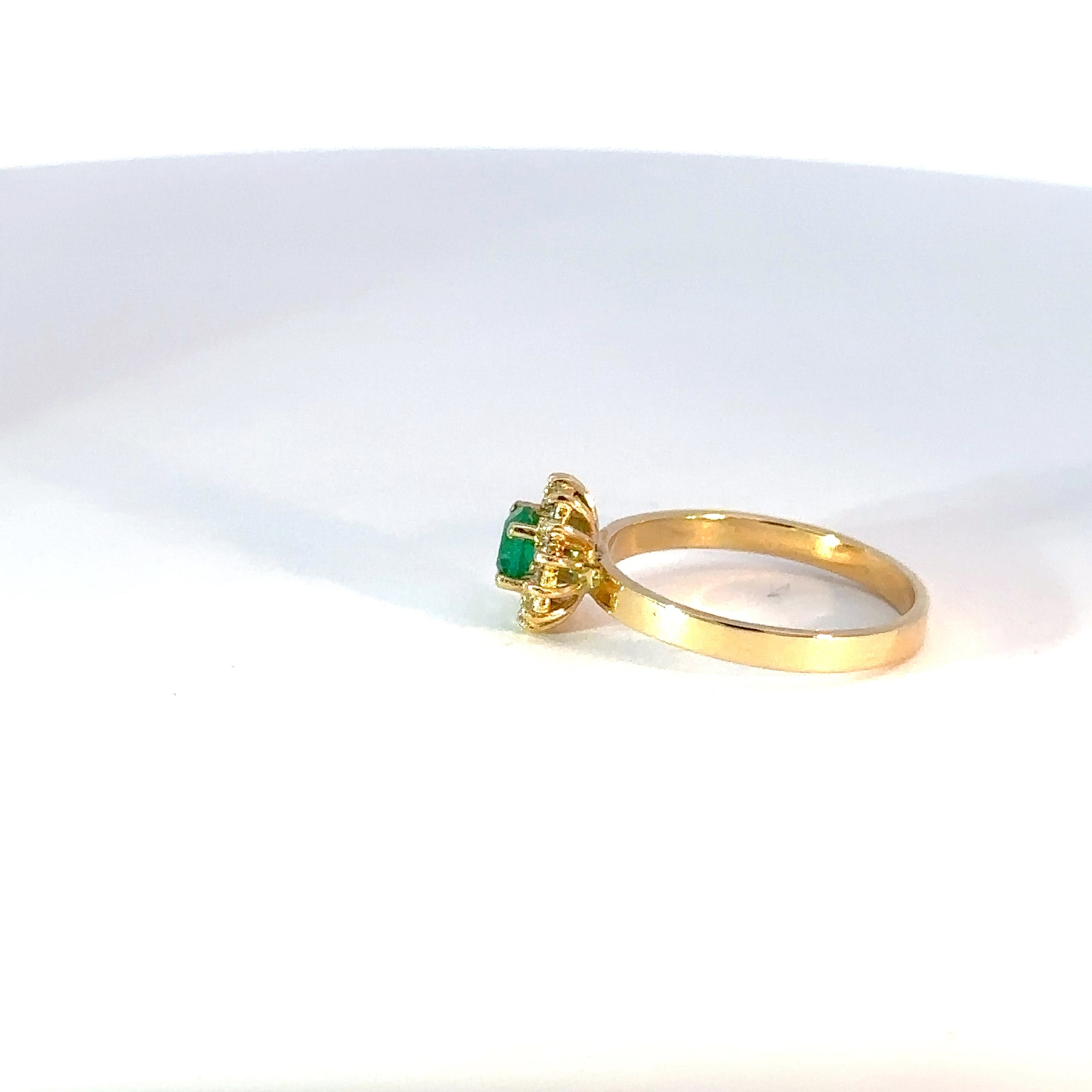 Anillo solitario oro amarillo esmeralda cluster diamantes