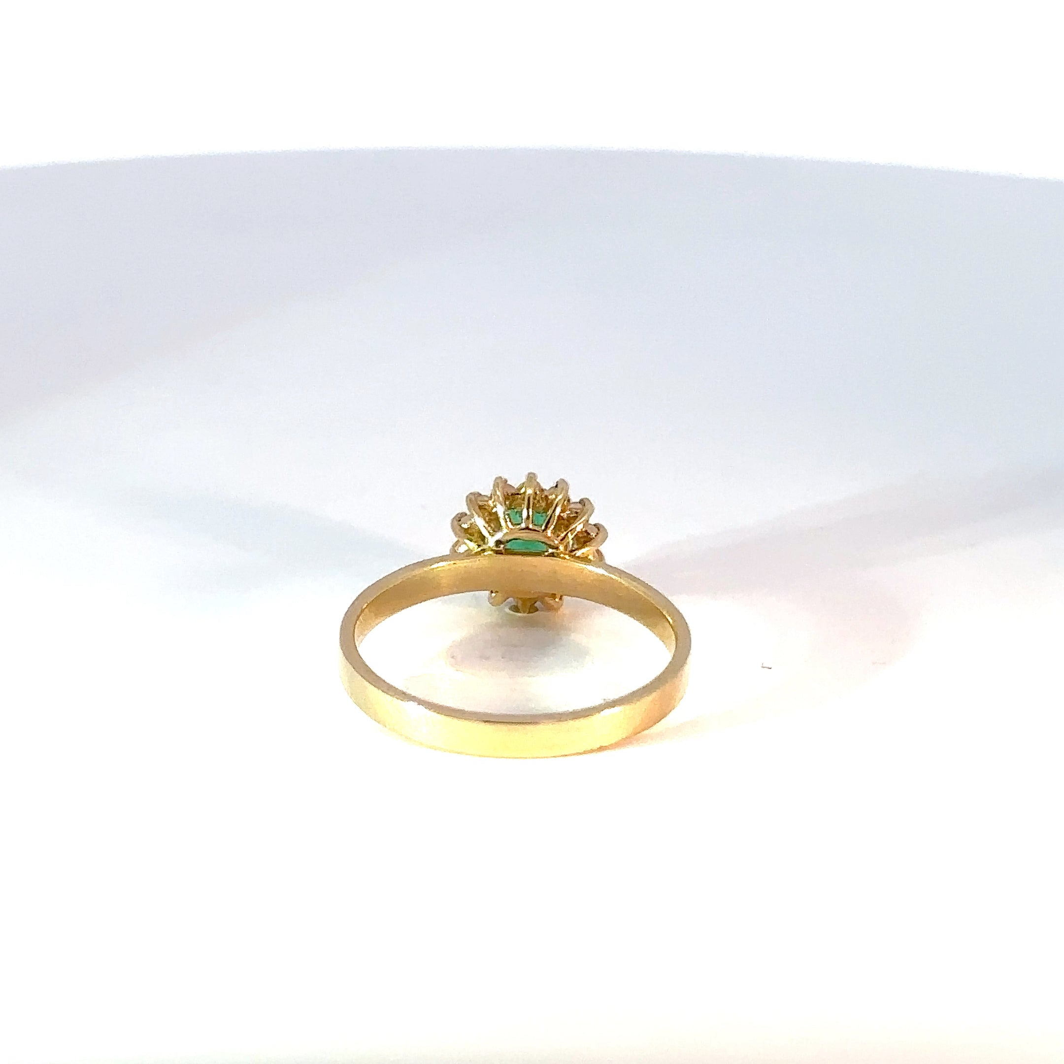 Anillo solitario oro amarillo esmeralda cluster diamantes