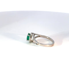 Anillo oro blanco esmeralda oval y diamantes aro en V