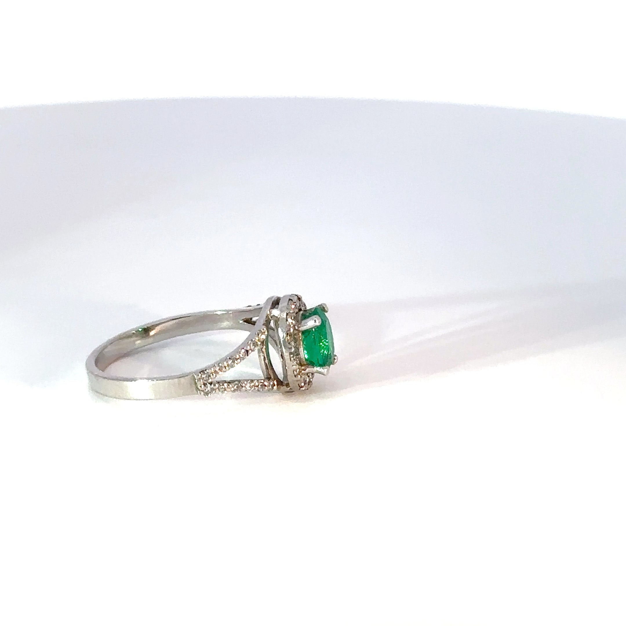 Anillo oro blanco esmeralda oval y diamantes aro en V