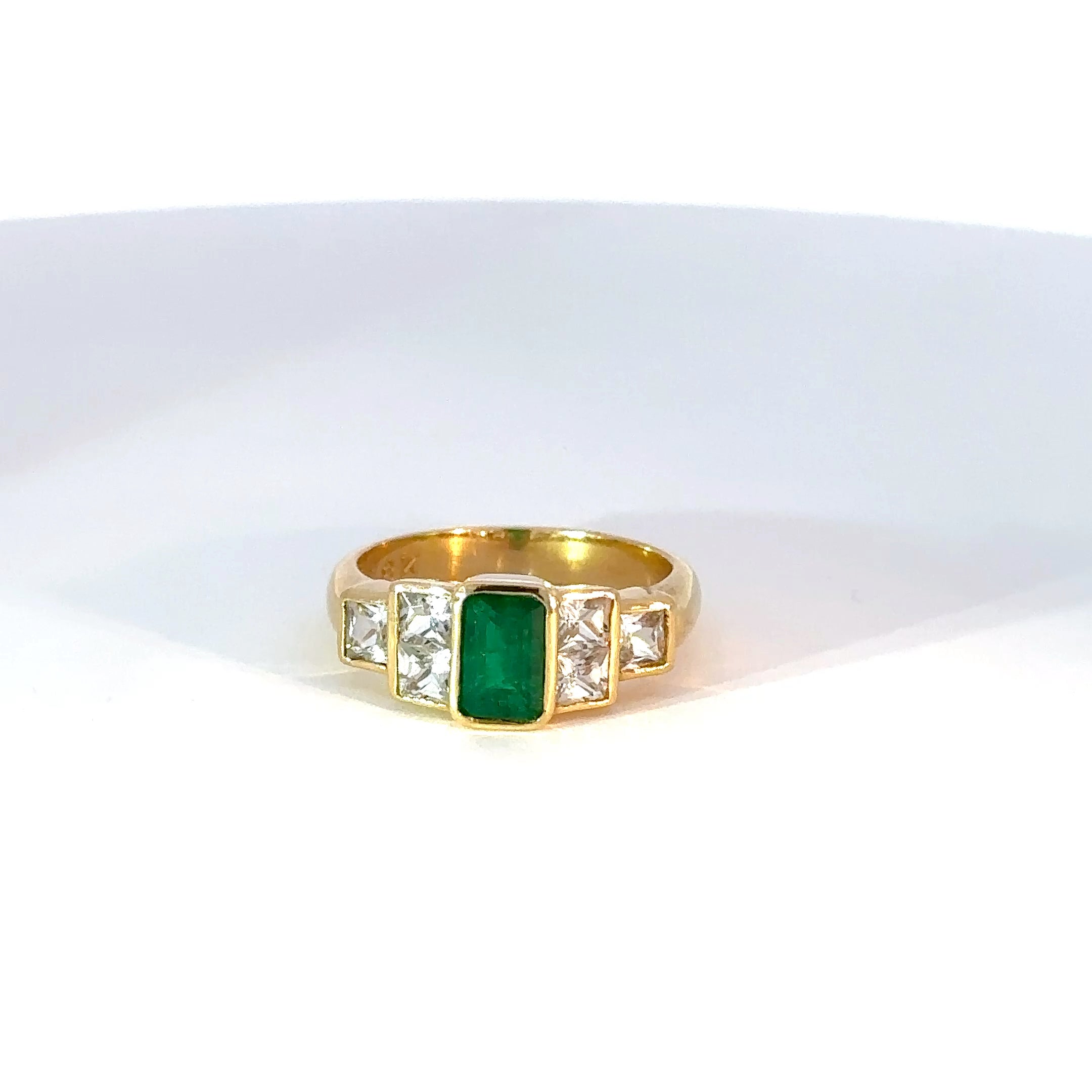 Anillo esmeralda y zafiros blancos bisel