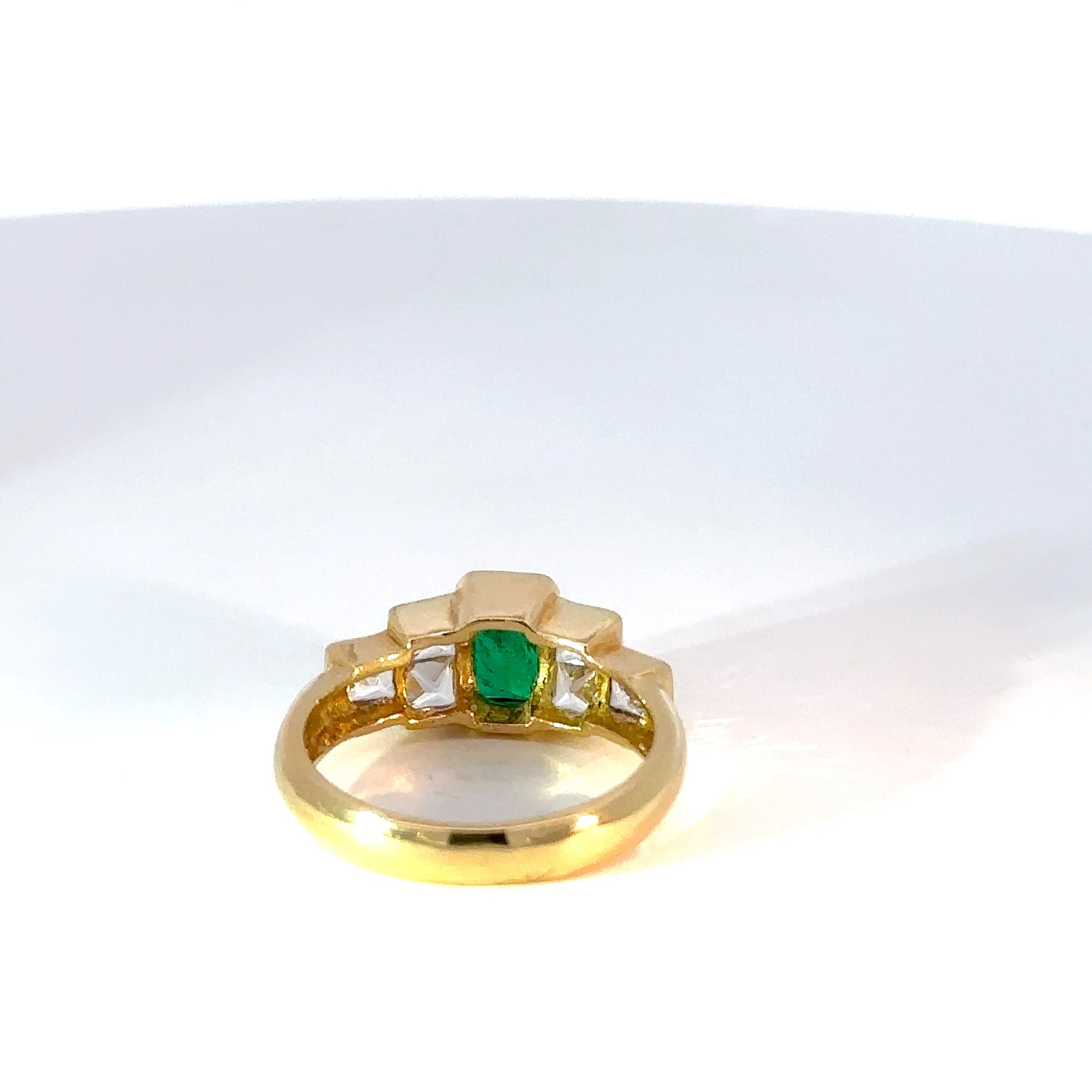 Anillo esmeralda y zafiros blancos bisel