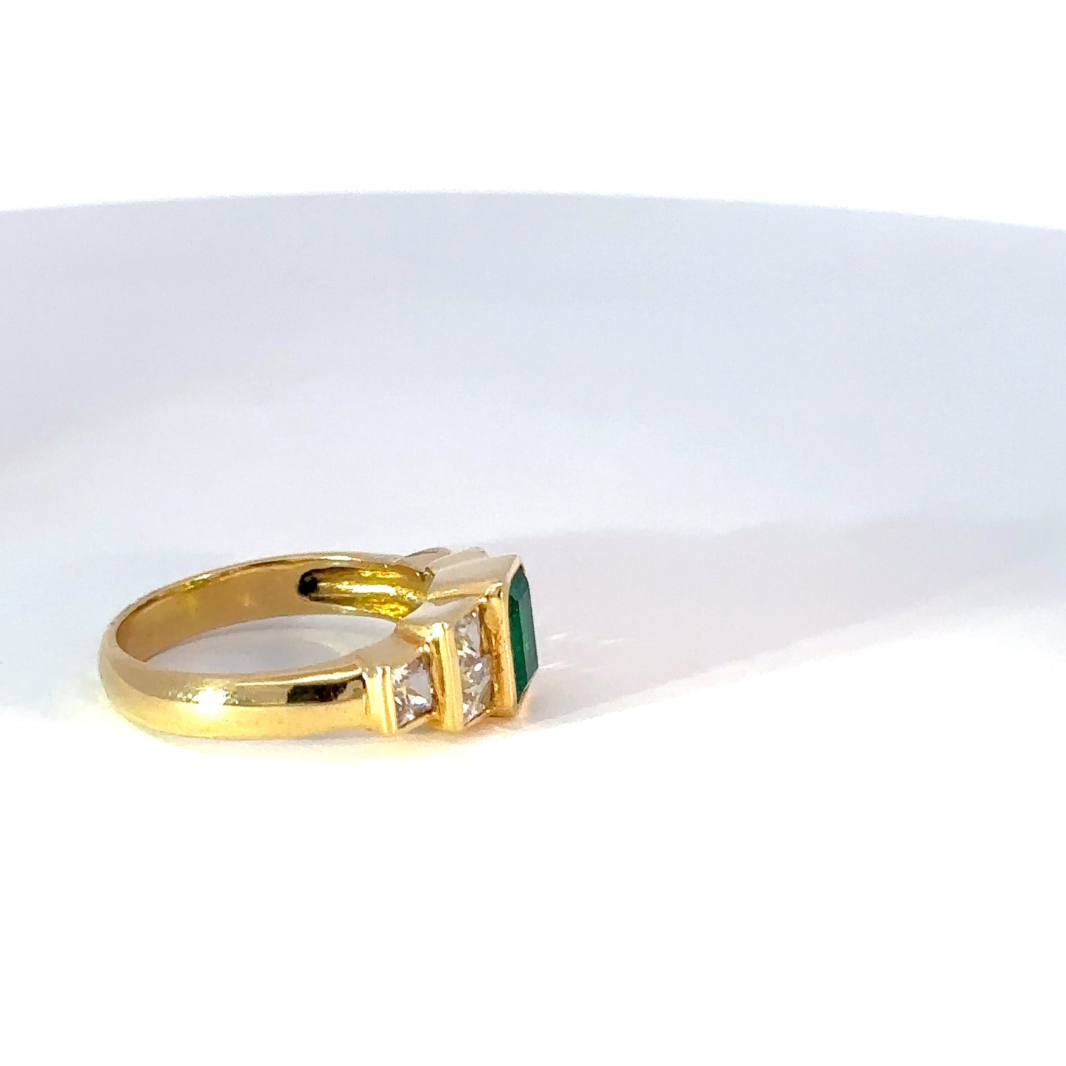 Anillo esmeralda y zafiros blancos bisel