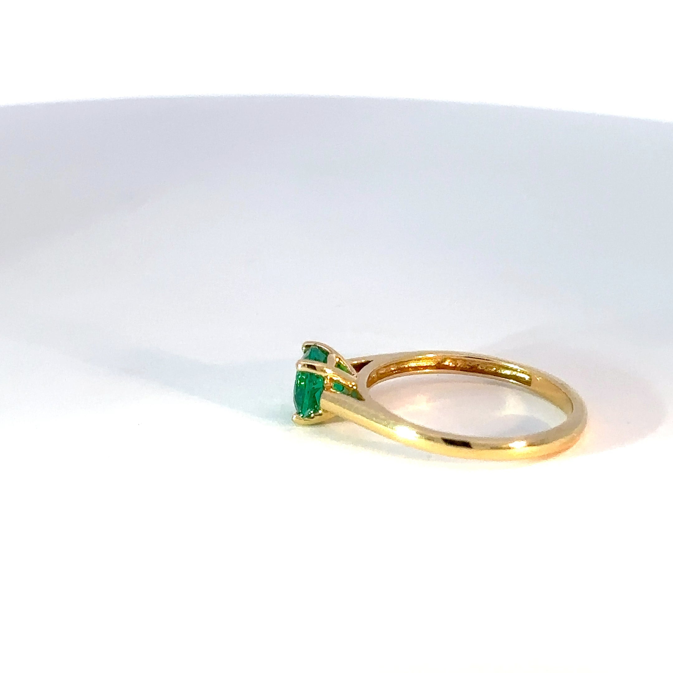 Anillo Solitario de Oro Amarillo con Esmeralda hidrotermal