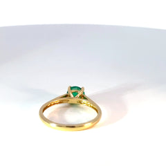 Anillo Solitario de Oro Amarillo con Esmeralda hidrotermal