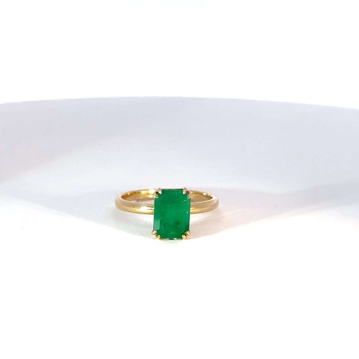 Anillo Solitario de Oro Amarillo con Esmeralda Talla Esmeralda