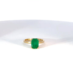 Anillo Solitario de Oro Amarillo con Esmeralda Talla Esmeralda