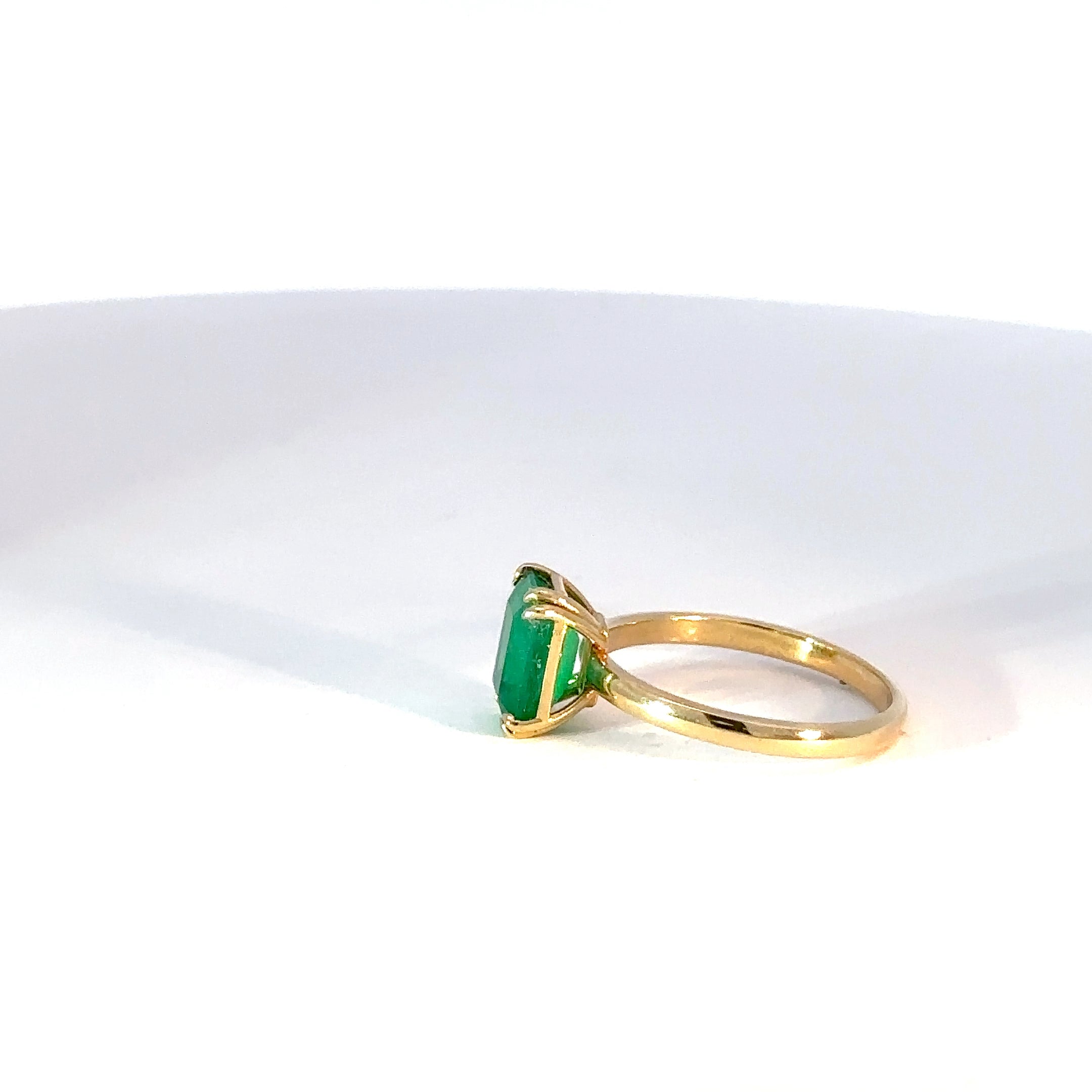 Anillo Solitario de Oro Amarillo con Esmeralda Talla Esmeralda