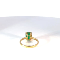 Anillo Solitario de Oro Amarillo con Esmeralda Talla Esmeralda