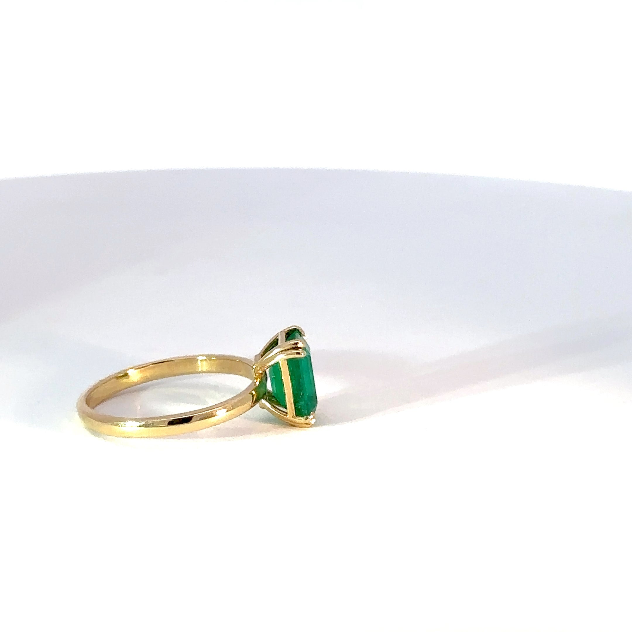 Anillo Solitario de Oro Amarillo con Esmeralda Talla Esmeralda