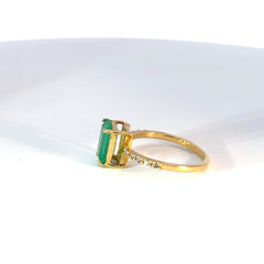 Anillo de Oro Amarillo con Esmeralda y diamantes