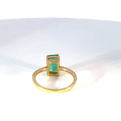 Anillo de Oro Amarillo con Esmeralda y diamantes