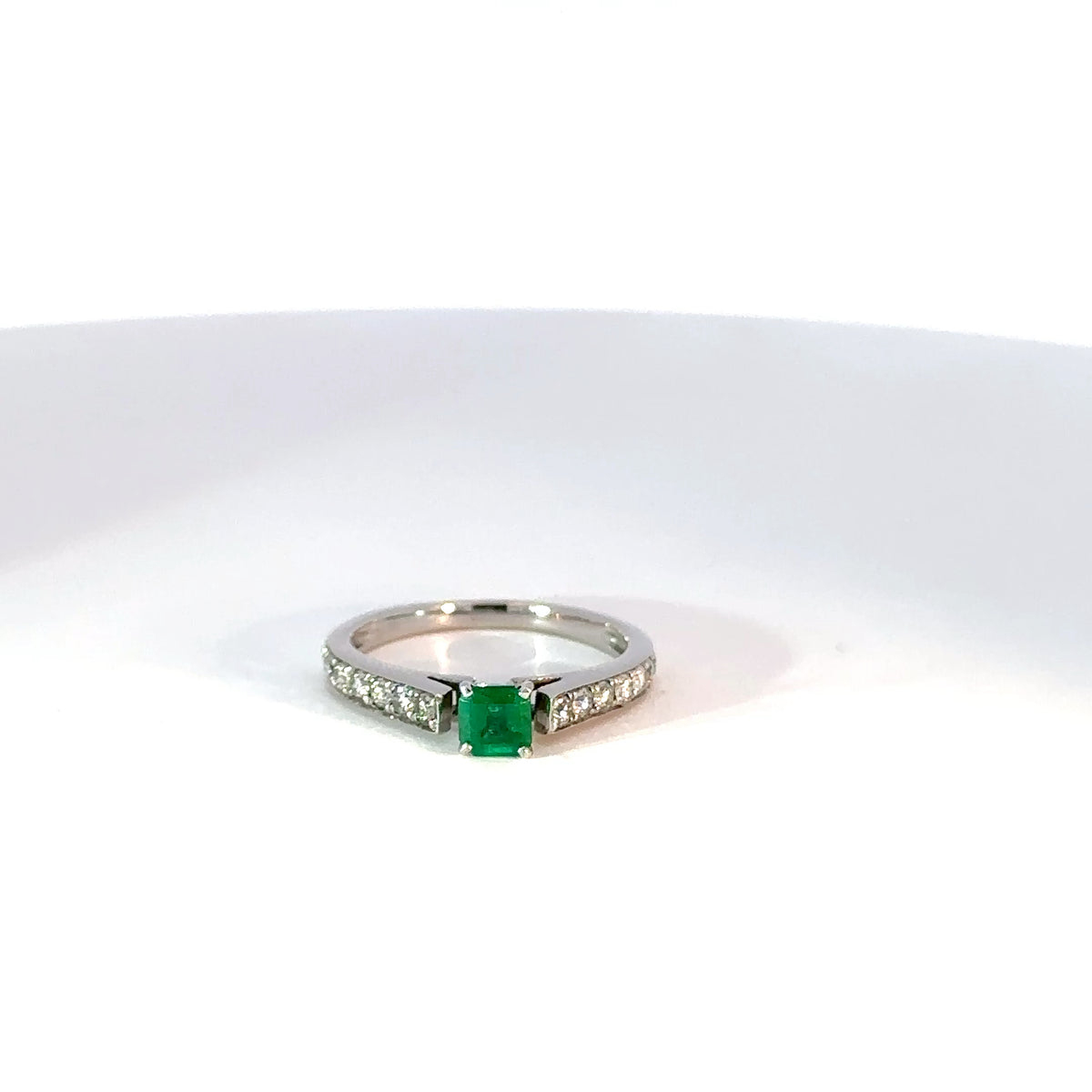 Anillo en Oro Blanco con Esmeralda y diamantes