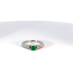 Anillo en Oro Blanco con Esmeralda y diamantes