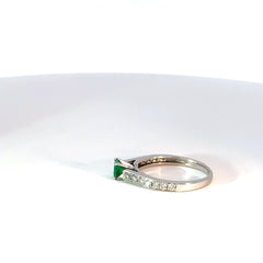 Anillo en Oro Blanco con Esmeralda y diamantes