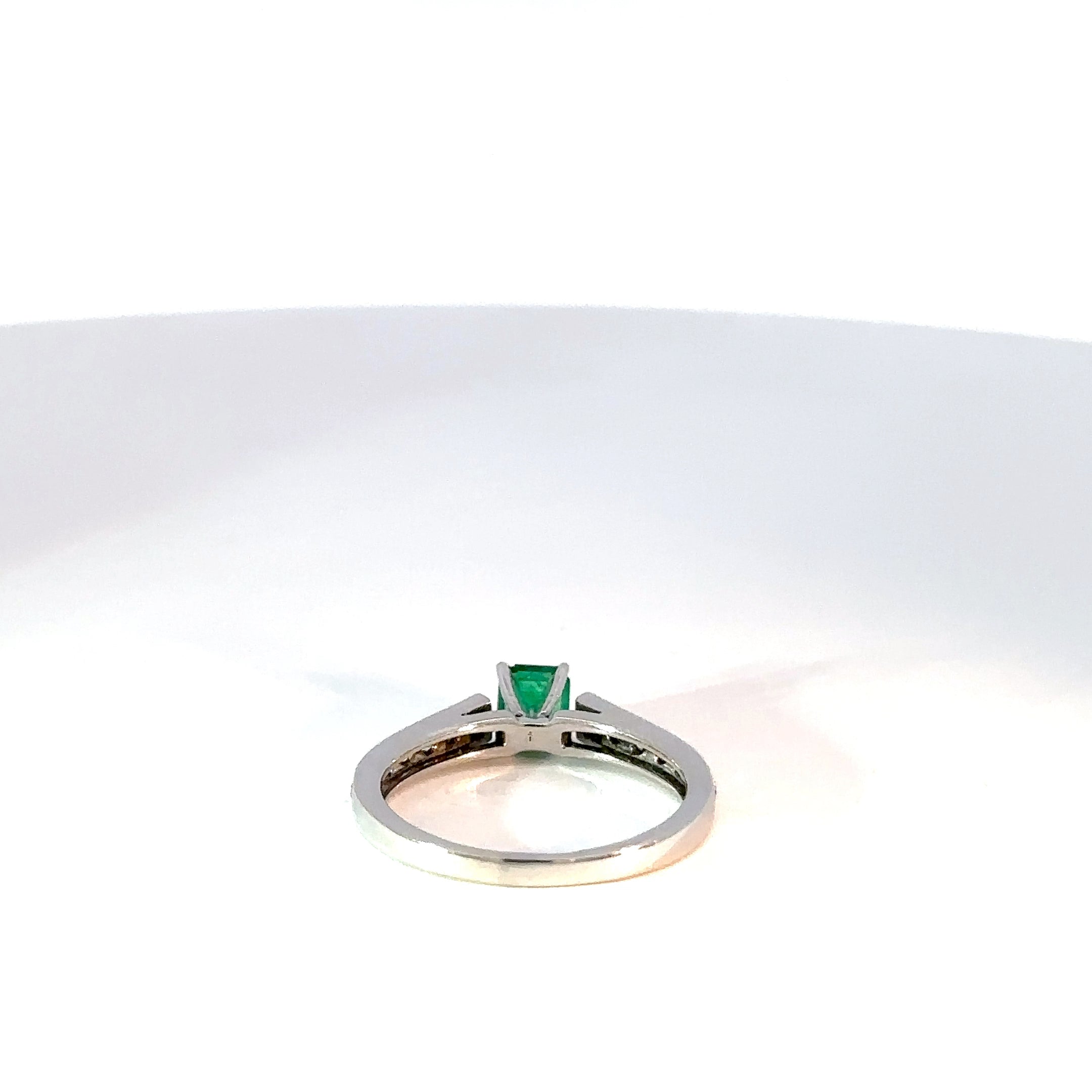 Anillo en Oro Blanco con Esmeralda y diamantes