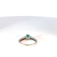 Anillo en Oro Blanco con Esmeralda y diamantes